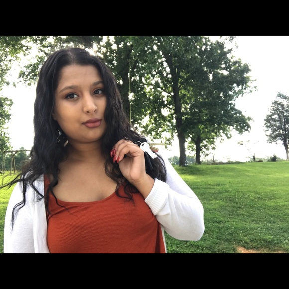 Hey there poshmarkers! 👛👠👚👙 - Picture 2 of 4